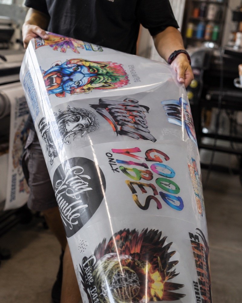 Rollo de película DTF con diseños a todo color recién impresos