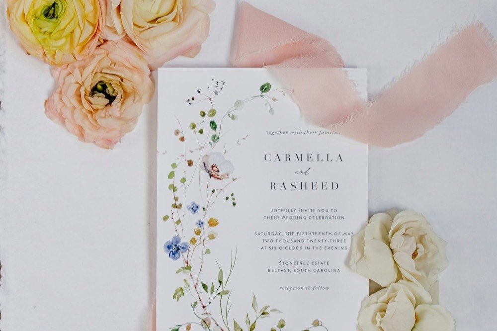 Invitación de boda con flores y listón rosa